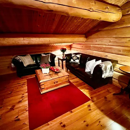 Dom wakacyjny Timber With Hot Tub And Views